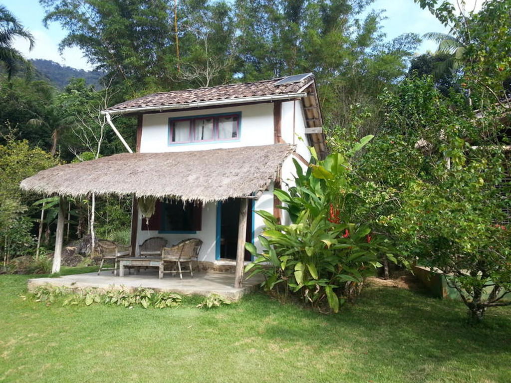 Lodge met rieten veranda in het groen tijdens groepsrondreis Brazilië en Buenos Aires.