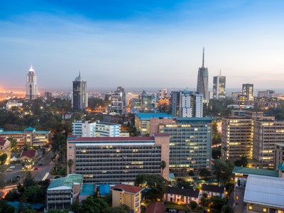 Skyline van Nairobi bij zonsondergang, start van de route Oost-Afrika familiereis.