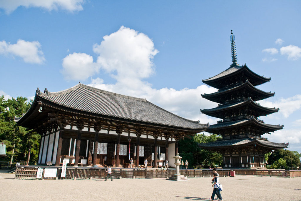 Japanse tempel met pagode onder blauwe lucht, onderdeel van Familiereis Japan.