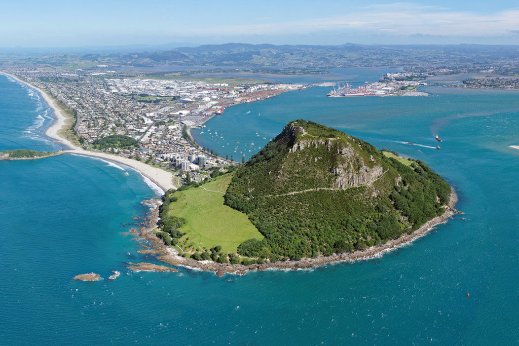Uitzicht op Mount Maunganui en de baai bij Tauranga, Nieuw-Zeeland.
