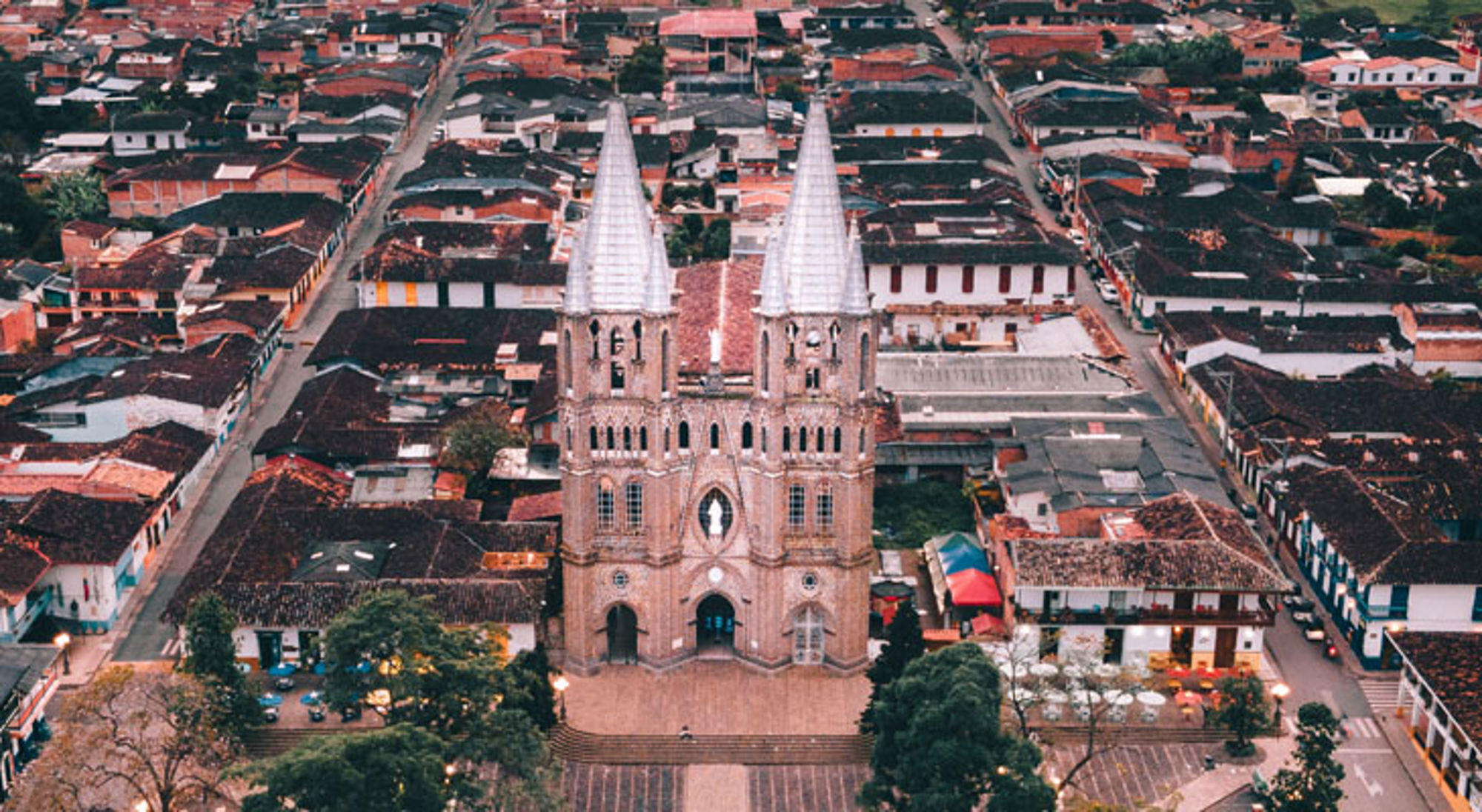 een kerk met twee torens in het centrum van een Colombiaans stadje.