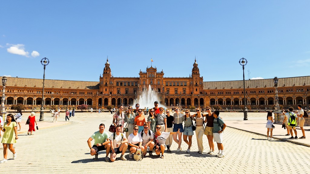 Groep 22-35ers op Plaza de España in Sevilla tijdens rondreis door Andalusië.