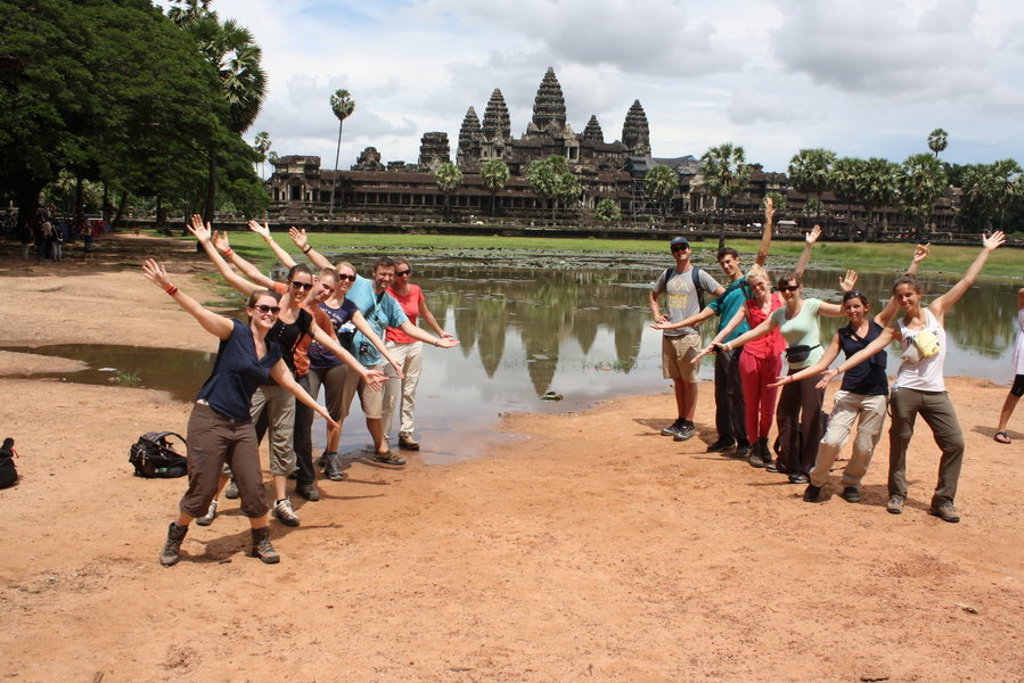 Groepsrondreis Laos & Cambodja: reizigers poseren bij Angkor Wat in Siem Reap.