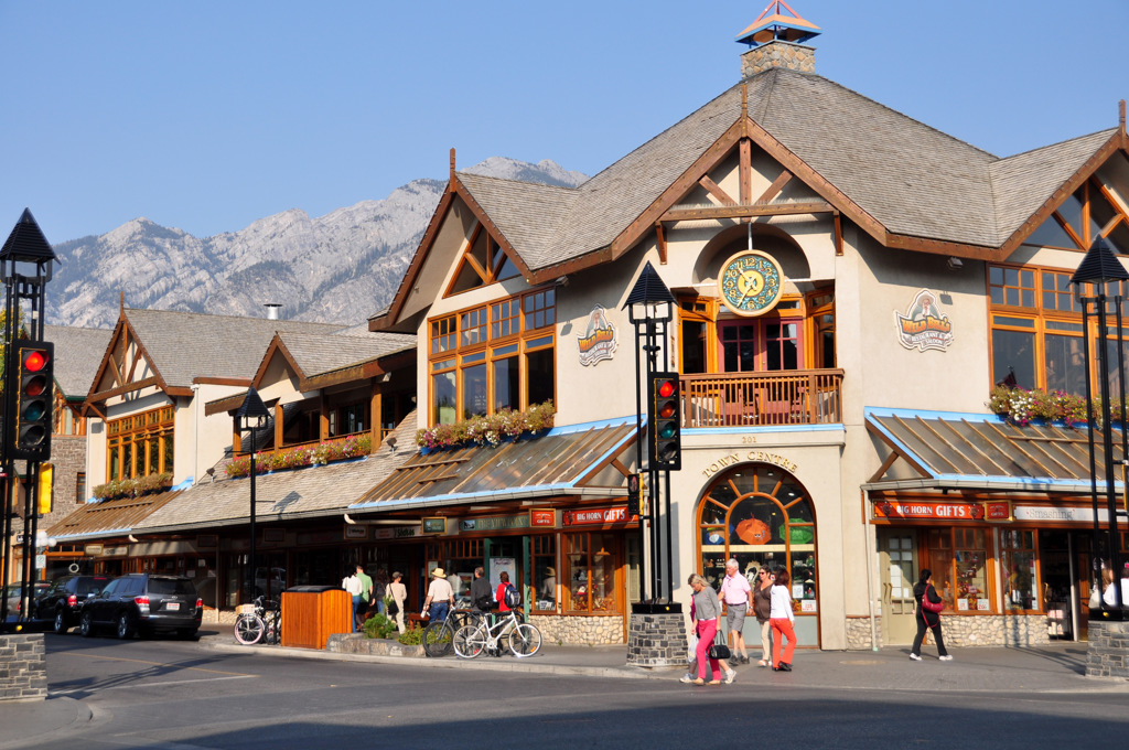 Winkelstraat in Banff met bergdecor, tijdens familiereis Canada West door de Rockies.