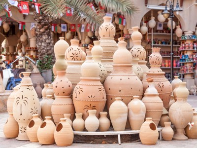 Traditionele aardewerken kruiken en vazen op een markt in Oman tijdens de route Oman en Dubai.