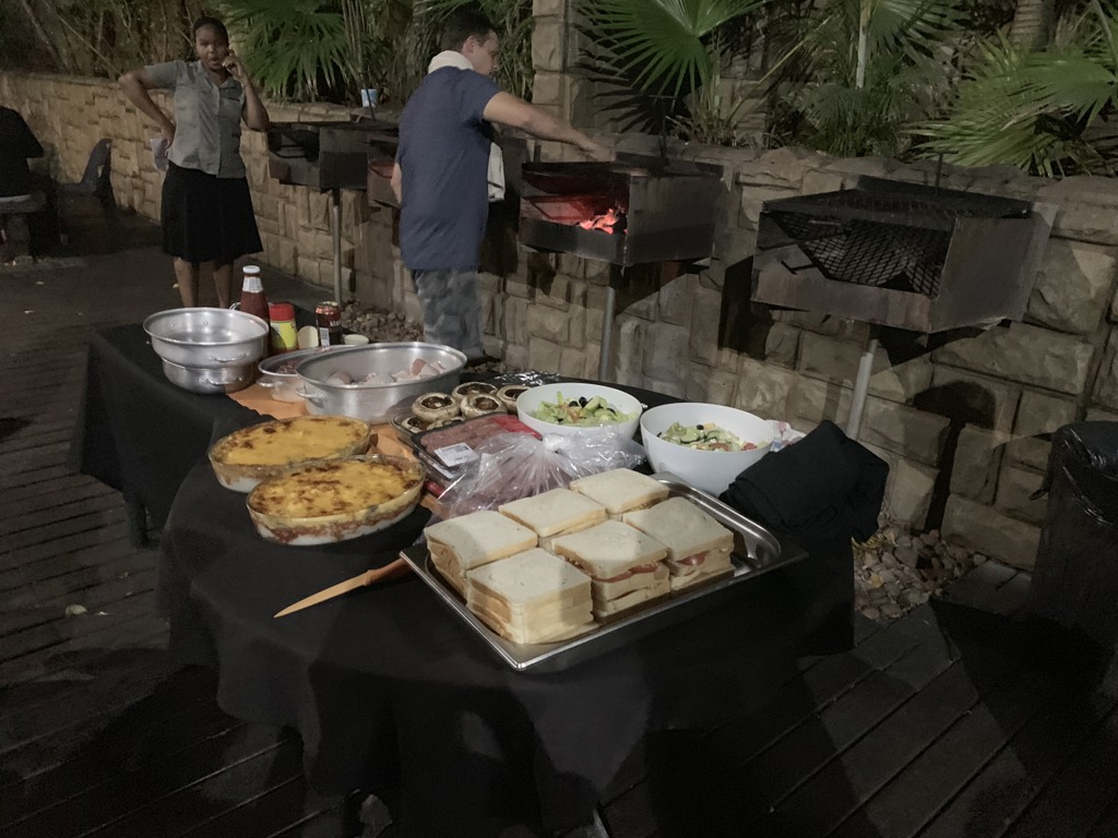 Braai-barbecue met buffet en reizigers tijdens 22-35ers reis Zuid-Afrika.