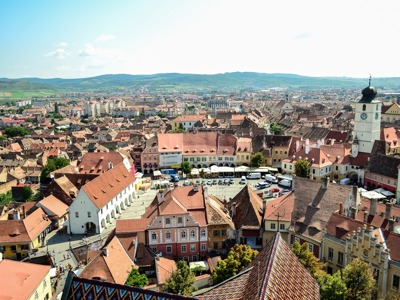 Uitzicht over het historische centrum van Sighișoara in Roemenië, met kleurrijke daken en de klokkentoren.