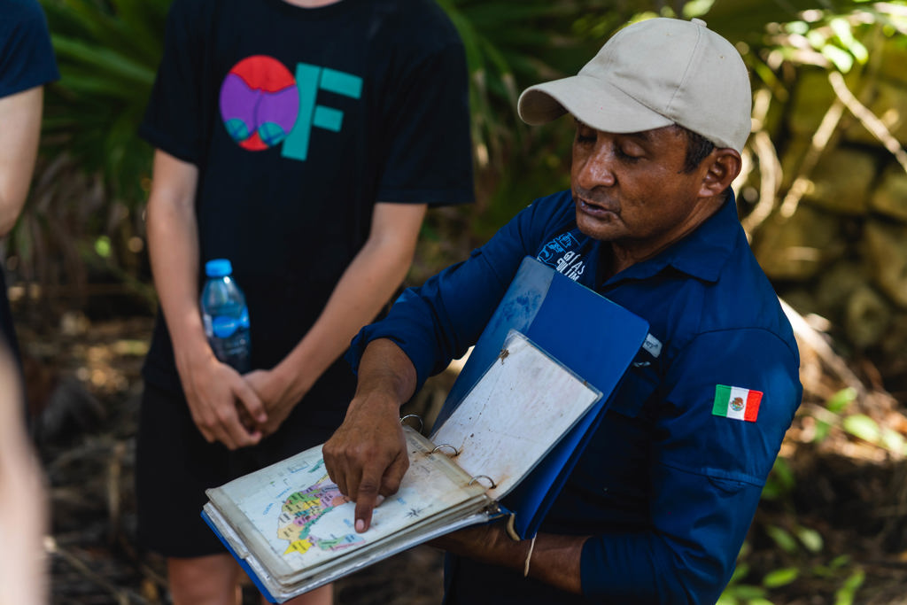 Gids in Mexico wijst op de routekaart tijdens de familiereis Mexico.
