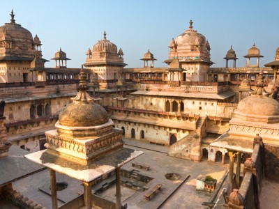 Orchha Fort Complex met paleizen en koepels in de ochtendzon, Route Noord-India.