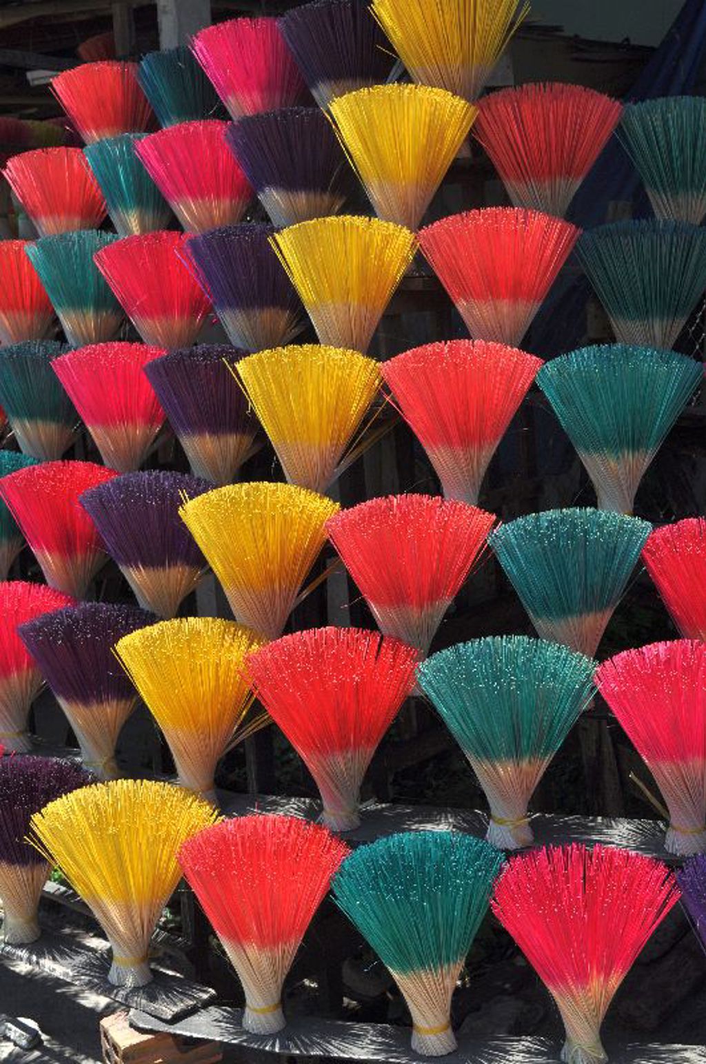Kleurrijke bundels wierookstokjes op een markt in Vietnam tijdens een familiereis.