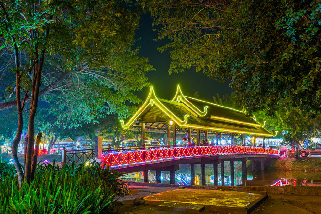 Verlichte brug bij avond in Vientiane, Laos, tijdens familiereis Thailand, Laos en Cambodja.