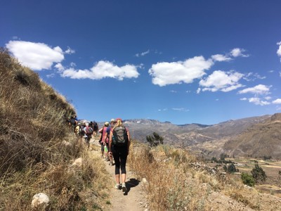 Wandelaars op bergpad met uitzicht over de Andesvallei tijdens Route Peru.
