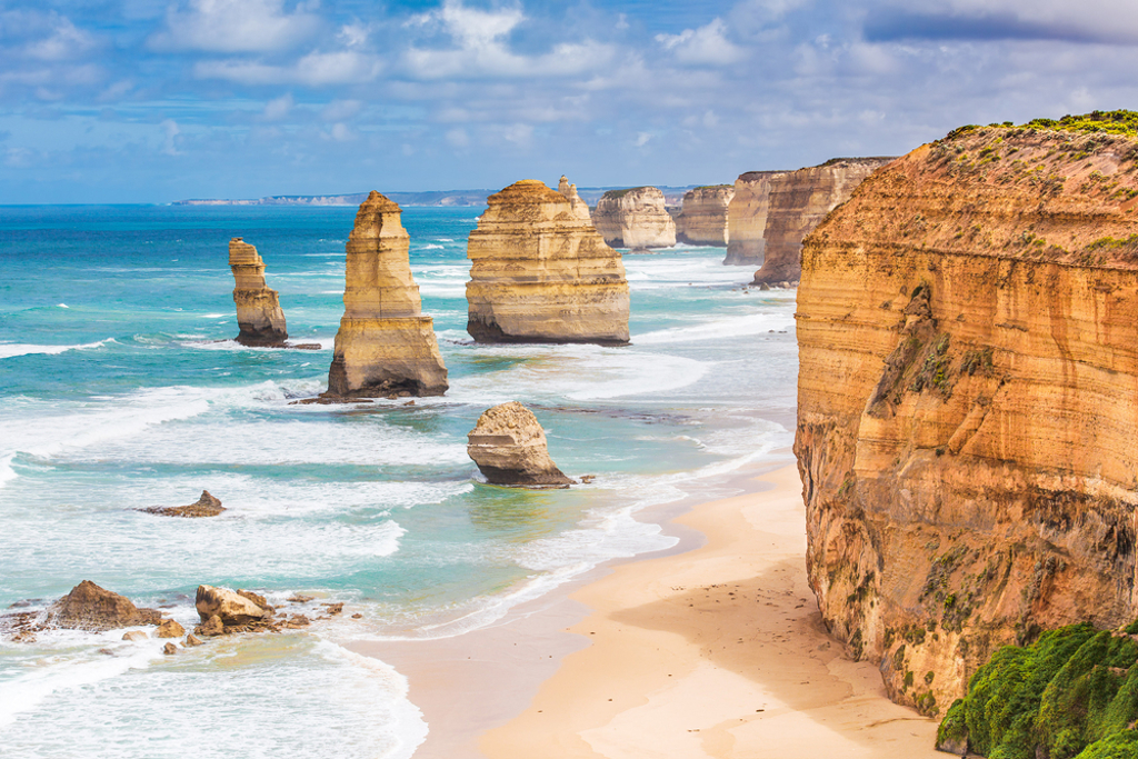Twelve Apostles aan de Great Ocean Road in Australië, met kalkstenen rotsen in zee en kliffen.
