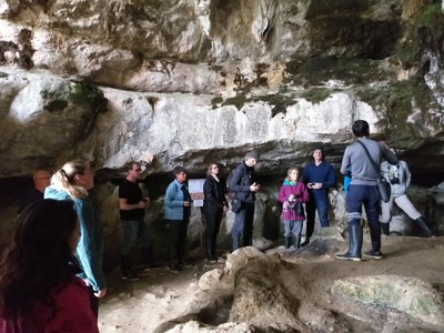 Groep reizigers met gids in een grot tijdens de Route Noord-Peru.