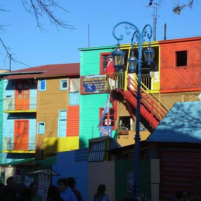 Kleurrijke huizen en balkons in de wijk La Boca in Buenos Aires.