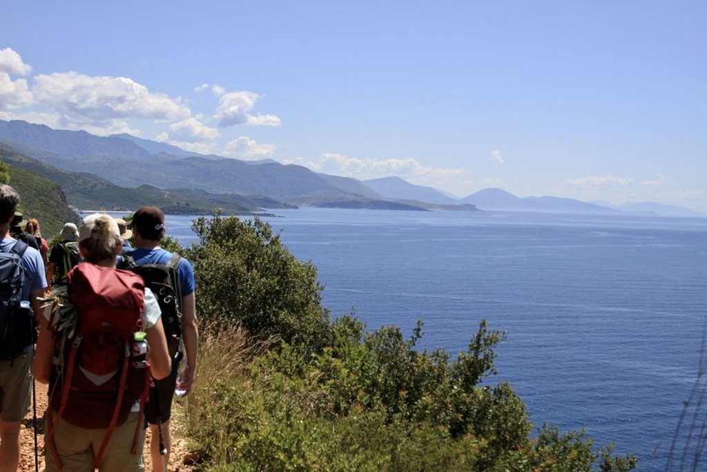 Wandelaars met rugzakken op een bergpad tijdens een wandelvakantie in Albanië aan de Albanese Rivièra.