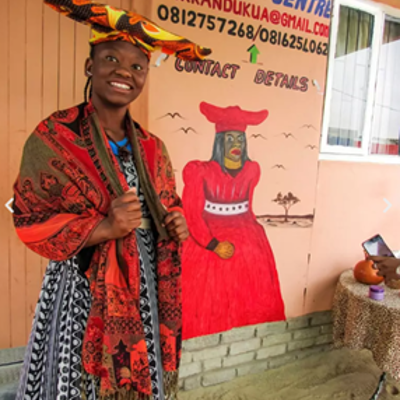 Vrouw in kleurrijke traditionele kleding tijdens de townshiptour in Swakopmund, Namibië.