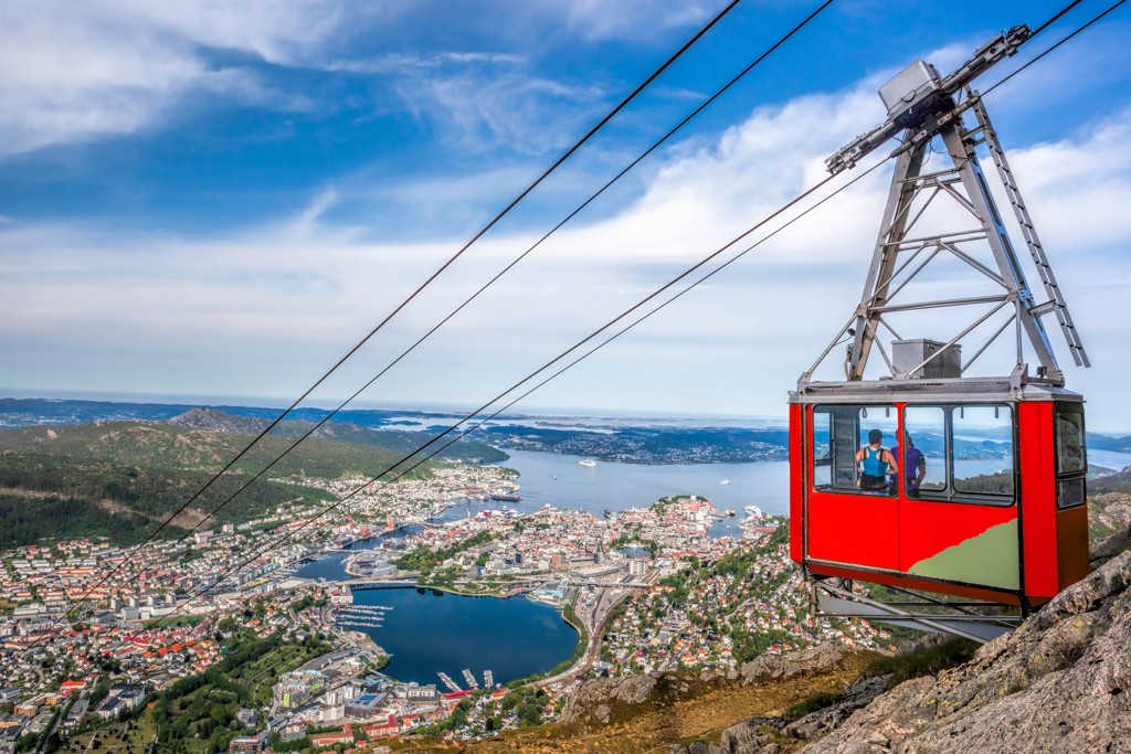 Rode kabelbaan met uitzicht over Bergen en de fjorden tijdens een groepsrondreis Scandinavië.