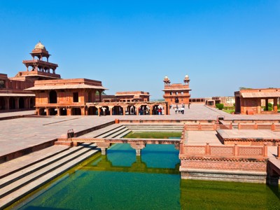 Binnenplaats van Fatehpur Sikri met waterbassin en zandstenen paviljoens, Route Noord-India.