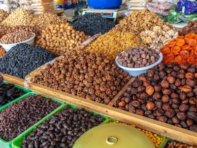 Gedroogde vruchten en noten op een markt in Oezbekistan tijdens de Route Oezbekistan, dag 9.