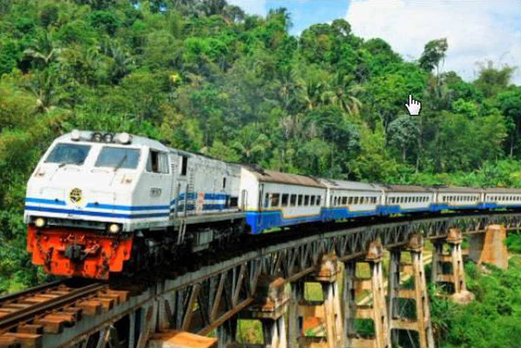 Trein op Java rijdt over een spoorbrug door tropisch groen tijdens groepsrondreis Java & Bali.