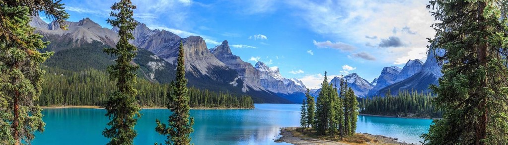 Turquoise bergmeer met dennenbossen en Rocky Mountains in West-Canada.