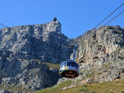 Kabelbaan naar de Tafelberg bij Kaapstad, Zuid-Afrika, met uitzicht op de rotswand.