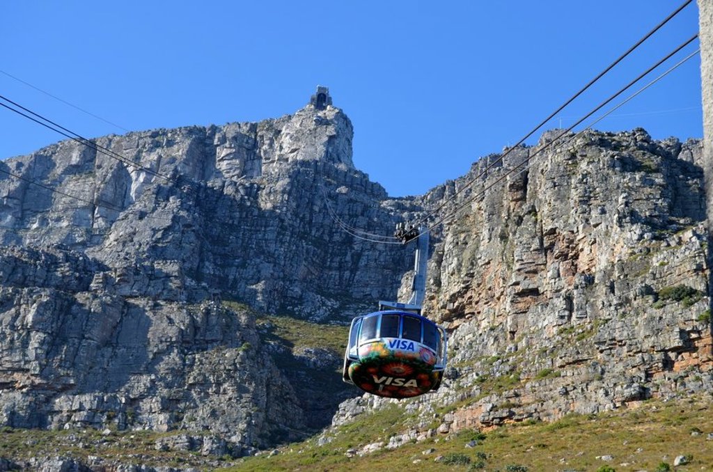 Kabelbaan naar de Tafelberg bij Kaapstad, Zuid-Afrika, met uitzicht op de rotswand.