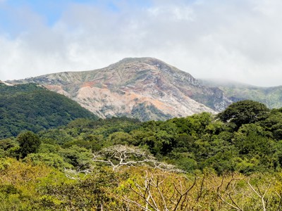 Berglandschap met vulkaanhellingen en groen regenwoud in Costa Rica.