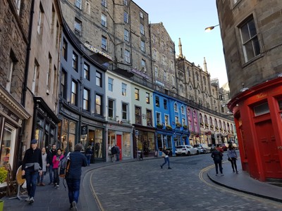 Kleurrijke gevels en historische straat in Edinburgh, Schotland, tijdens de Route Schotland.