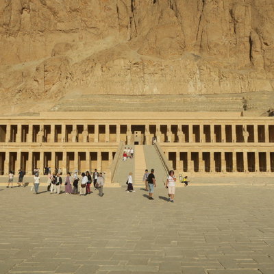 Tempel van Hatsjepsoet bij Luxor tijdens een groepsrondreis Egypte.
