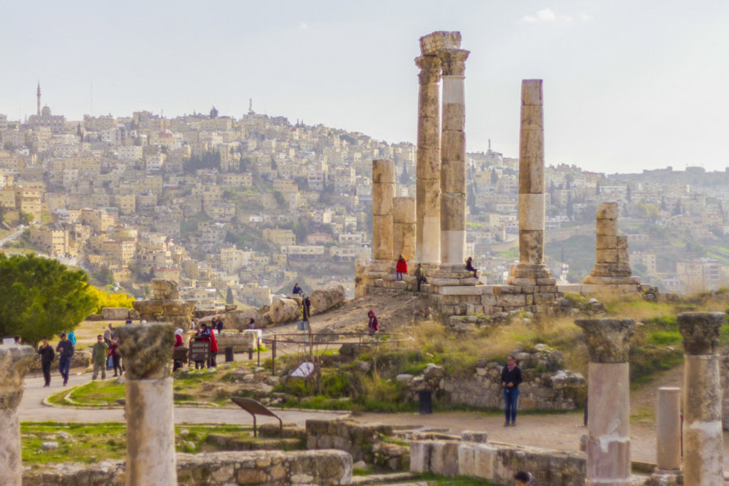 Romeinse zuilen bij de Citadel van Amman met uitzicht over de stad, Jordanië.