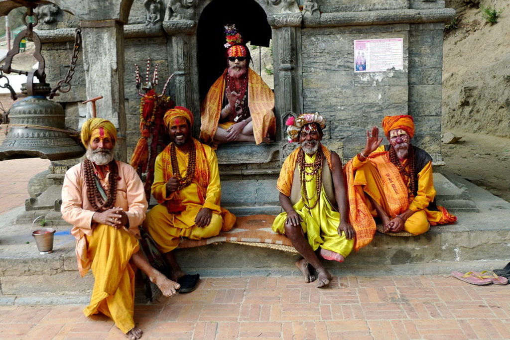 Sadhu’s in kleurrijke gewaden bij een tempel tijdens groepsrondreis Noord-India en Nepal.
