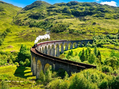 Stoomtrein op het Glenfinnan Viaduct in de Schotse Hooglanden, Route Schotland.