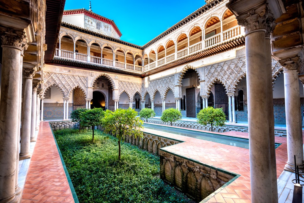 Binnenhof van het Real Alcázar in Sevilla, Andalusië, met Moorse bogen en tuinen.