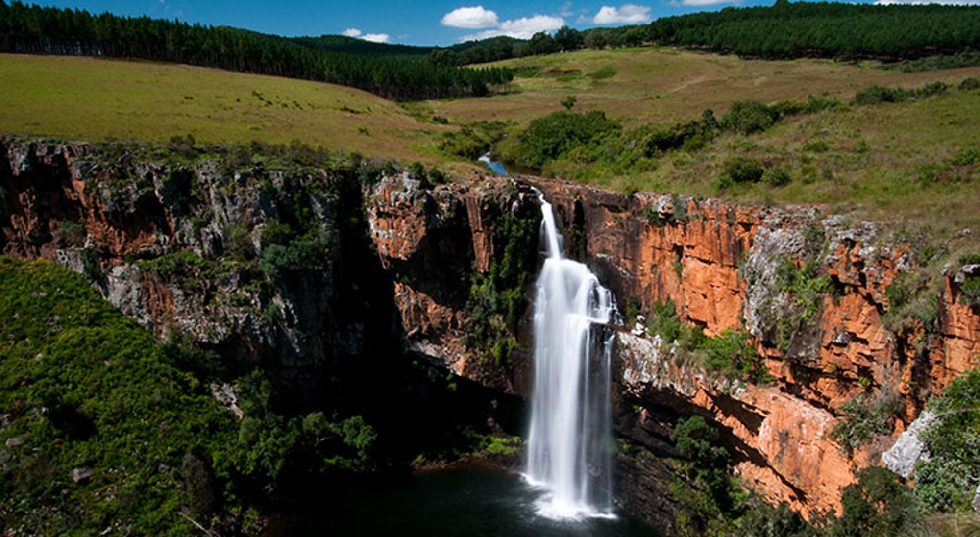 Blyde River Canyon watervallen bij de Panorama Route Waterval in een diepe kloof met rode rotswanden en groen landschap in Zuid-Afrika.