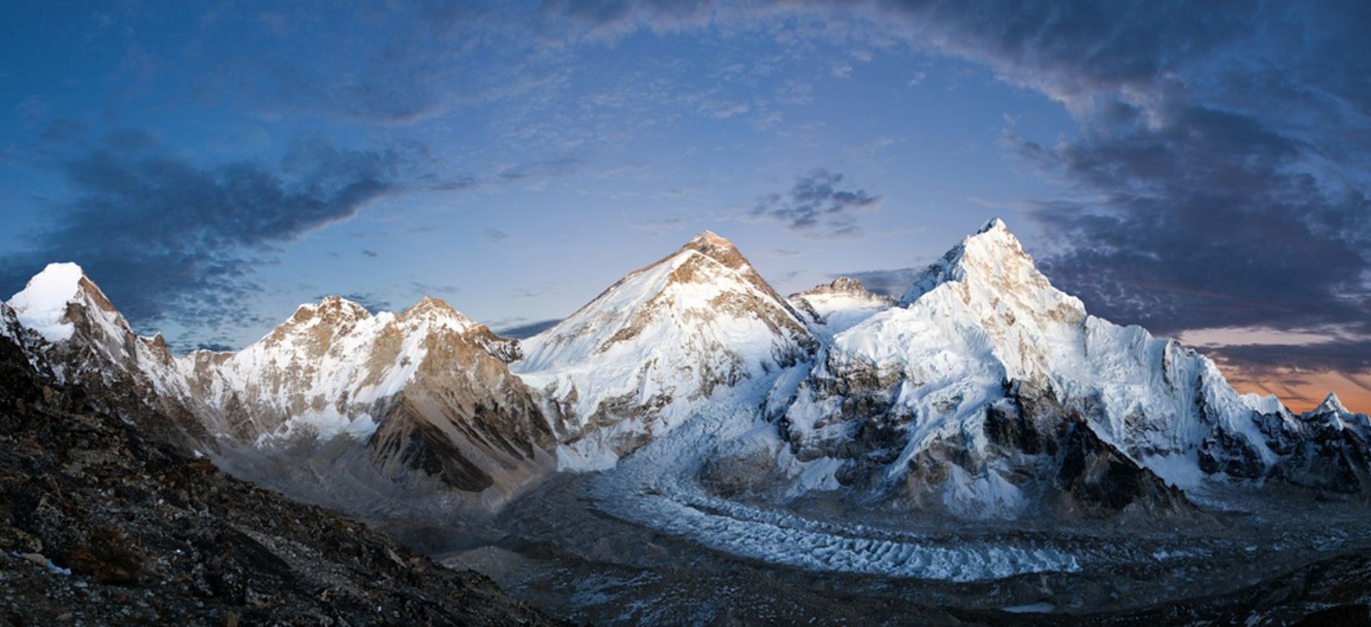 Besneeuwde Himalaya-bergtoppen met gletsjer bij zonsopkomst in Nepal.