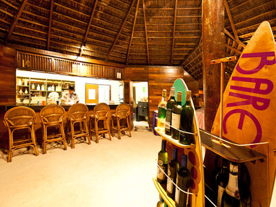 Strandbar met rieten dak en surfplank-wijnrek op de Malediven tijdens de route Sri Lanka en Malediven.