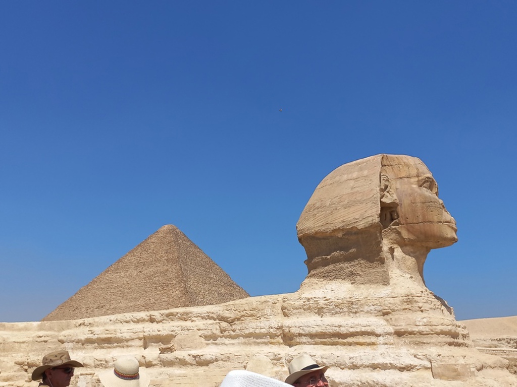 Sfinx en piramide van Gizeh bij Caïro tijdens groepsrondreis Egypte.