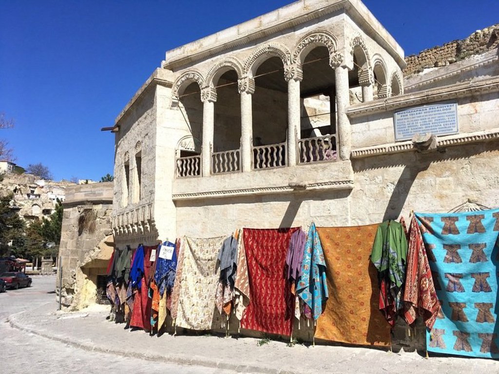 Wandelaar op een pad langs rotsformaties in Cappadocië, Turkije.
