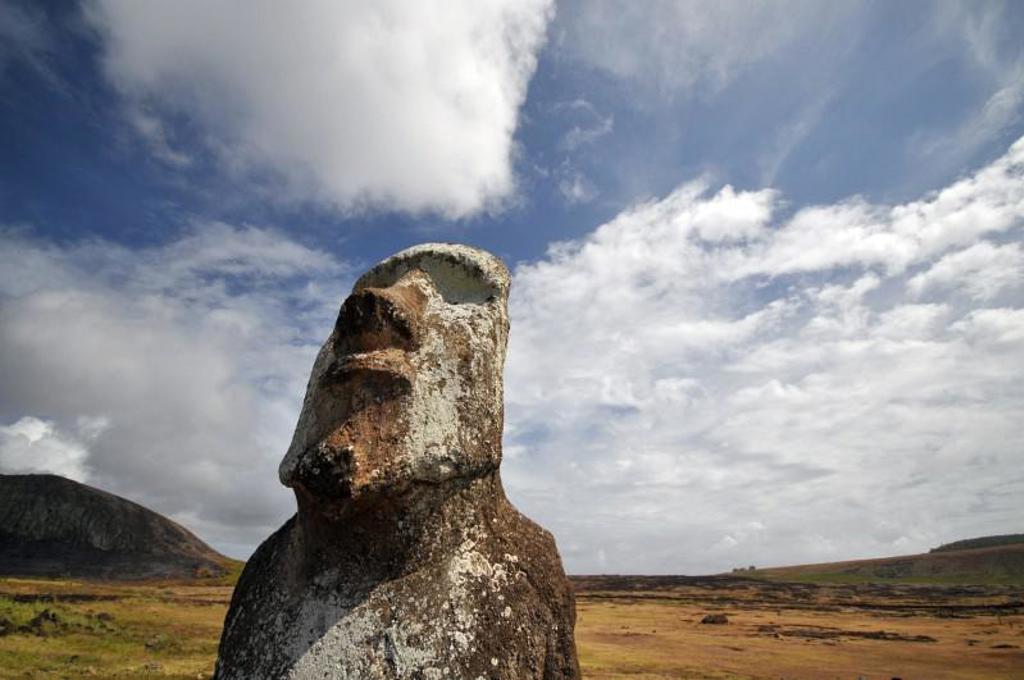 Moai-beeld op Paaseiland onder een bewolkte lucht tijdens groepsrondreis Patagonië en Paaseiland.