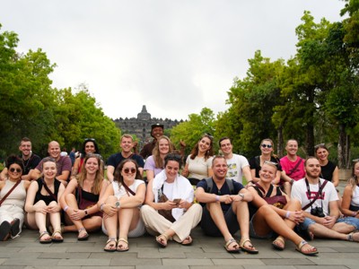 Groepsfoto van reizigers bij de Borobudur-tempel op Java tijdens de route Java en Bali.