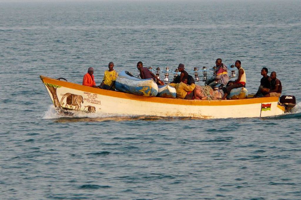 Vissersboot met mannen op het Malawimeer tijdens groepsrondreis Zambia, Malawi en Tanzania.