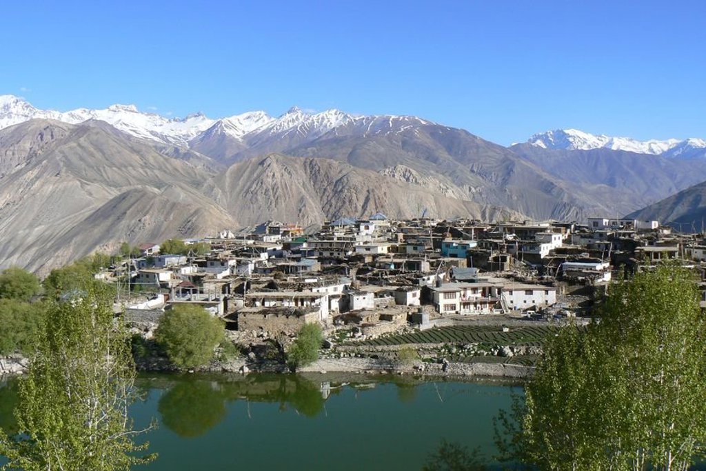 Wandelaars op bergpad in Ladakh, met uitzicht op de Himalaya tijdens groepsrondreis India Spiti & Ladakh.