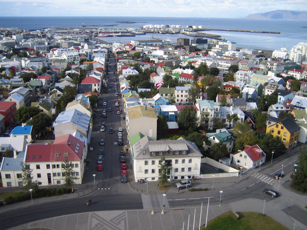 Uitzicht over het centrum van Reykjavik met kleurrijke huizen en de haven, IJsland.