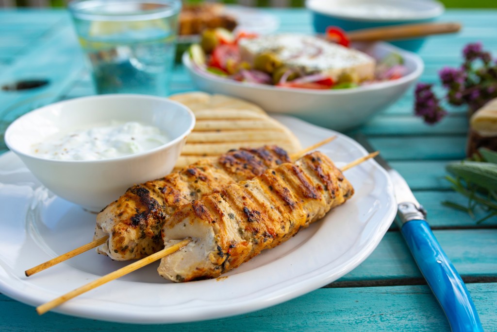 Griekse souvlaki met tzatziki en pita op een terras tijdens familiereis Noord-Griekenland.