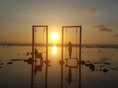 Schommels op het strand bij zonsondergang op Bali & Lombok.