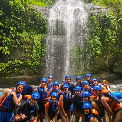 Groep 22-35ers bij waterval op Bali tijdens een avontuurlijke reis Indonesië.