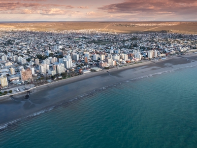 de kustplaats Puerto Madryn met boulevard en strand aan de Atlantische Oceaan in Patagonië.