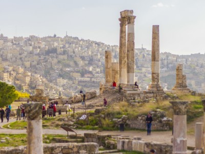 Ruïnes van de Citadel van Amman met uitzicht op de stad, Route Jordanië.